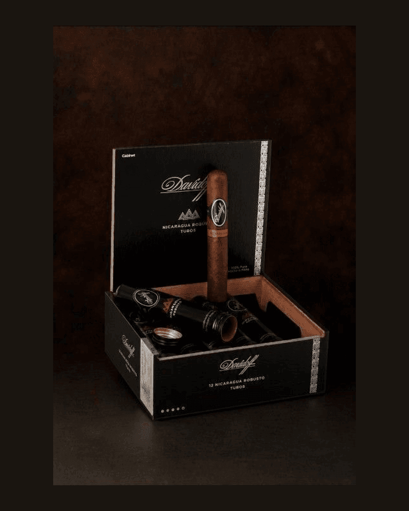 Davidoff Nicaragua Robusto — caja abierta y tubos