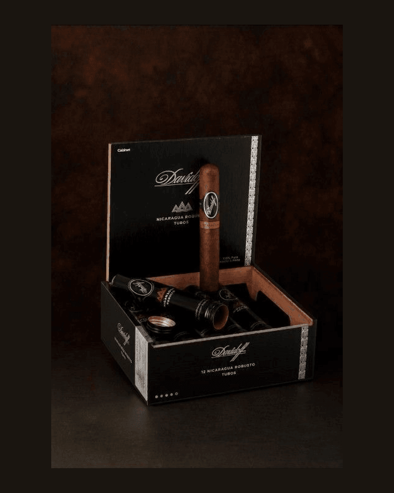 Davidoff Nicaragua Robusto — caja abierta y tubos